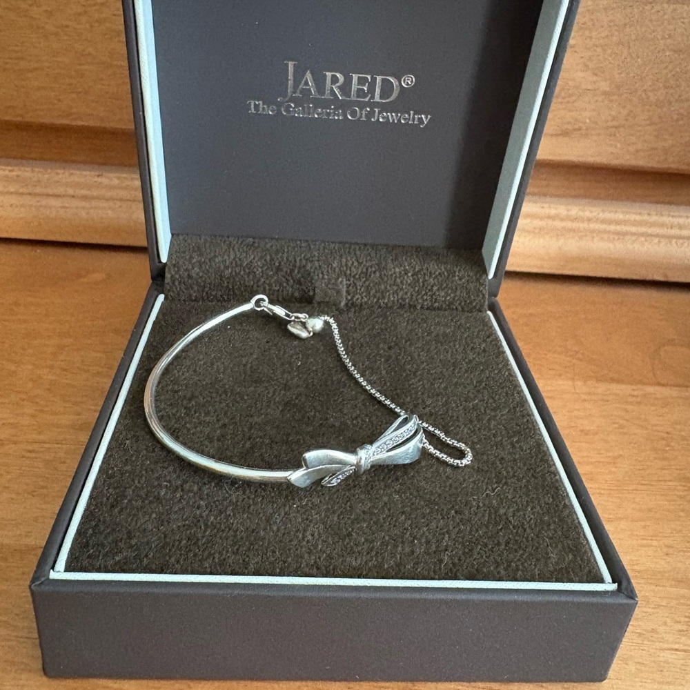 Pandora Elegant Silver Bow Bangle - Picture 2 of 3
